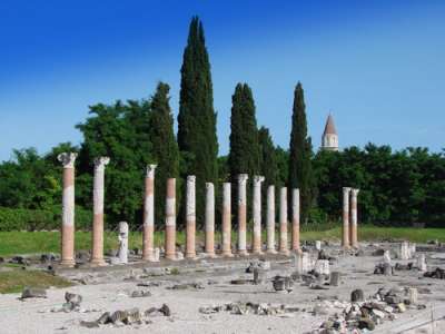 Archeologické naleziště a patriarchální bazilika v Aquileia foto