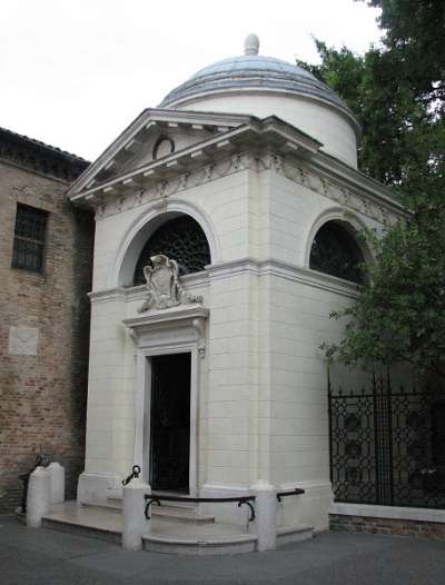 Danteho hrobka foto