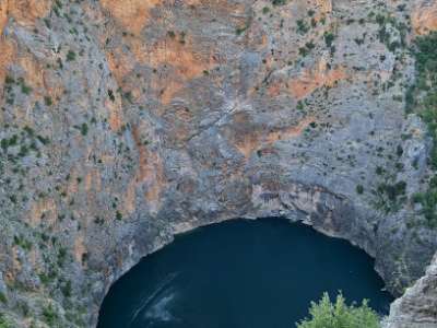  Červené jezero foto