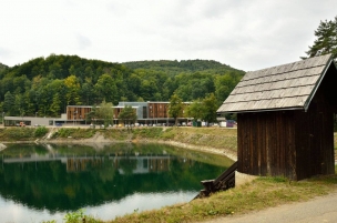 Umělá vodní nádrž (tajcha) v pozadí hotel