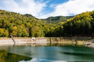 Umělá vodní nádrž (tajcha).