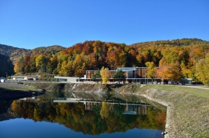 Umělá vodní nádrž (tajcha) v pozadí hotel