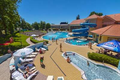 Venkovní bazén s tobogány