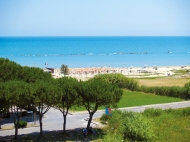 Pohled na pláž a moře v Silvi Marina