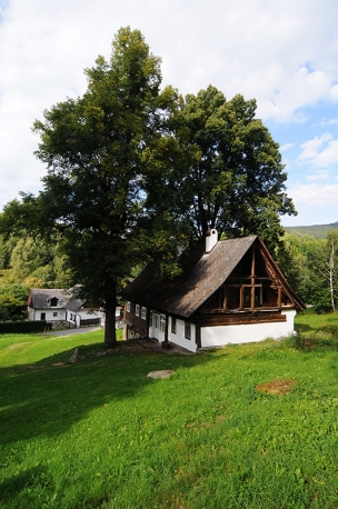 Pohled na chalupu z kopečku
