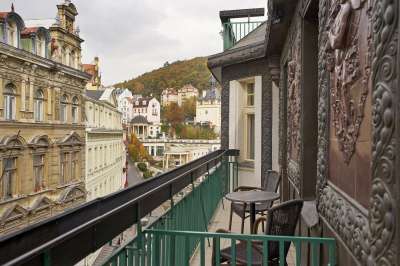 Balkon ve dvoulůžkovém pokoji Deluxe