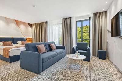 Junior suite city view s výhledem do Dvořákových sadů