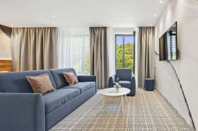 Junior suite city view s výhledem do Dvořákových sadů