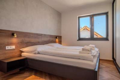 Manželská postel v pětilůžkovém apartmánu