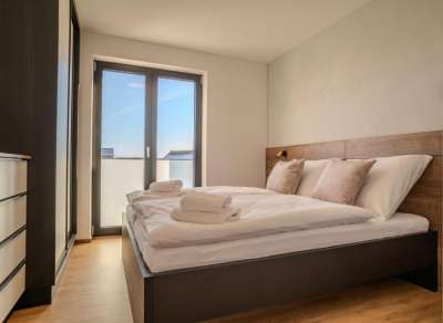 Manželská postel v pětilůžkovém apartmánu