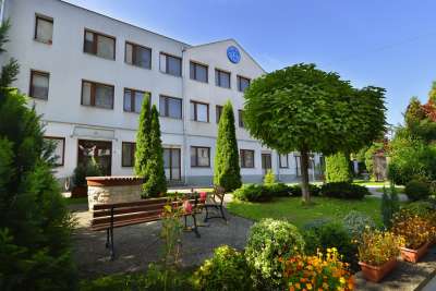Hotelová zahrada a hlavní budova hotelu