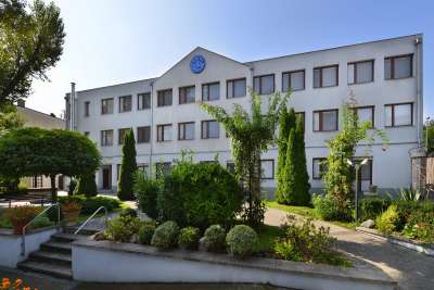 Hotelová zahrada a hlavní budova hotelu