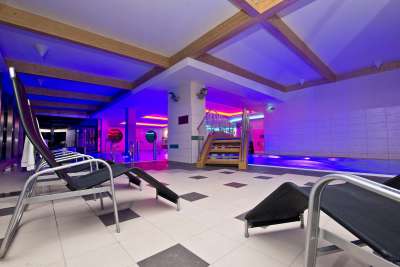 Hotelové wellness - bazén