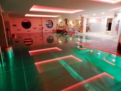 Hotelové wellness - bazén