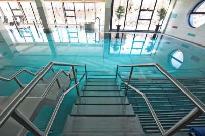 Hotelové wellness - bazén