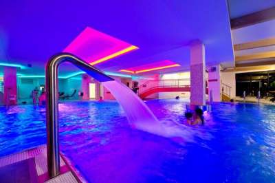 Hotelové wellness - bazén