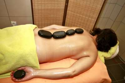 Masáž s lávovými kameny