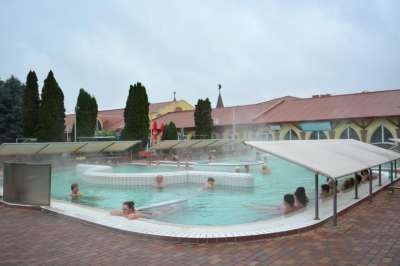Thermal Corvinus - Polokrytý sedací bazén