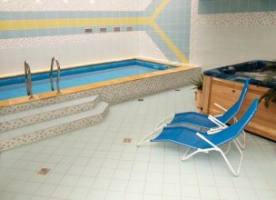 Vnitřní bazén s lehátky a vířivkou 