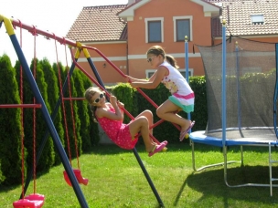 Dětské houpačky a trampolína