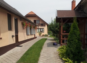 Příjezdová cesta k apartmánům