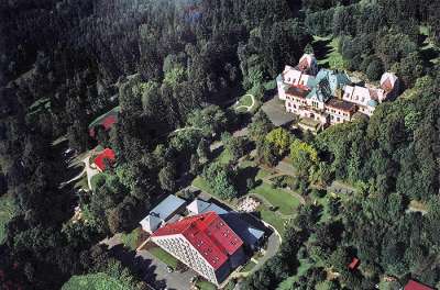 Hotel se nachází nedaleko centra Mariánských lázní a je obklopen malebnou přírodou a množstvím lesů.