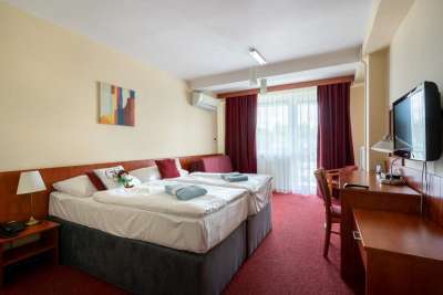 Interiér dvoulůžkového pokoje s balkonem