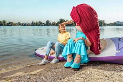 Areál hotelu - vlnka s dívkou na seneckých jezerech