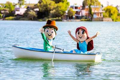 Areál hotelu - maskoti Člupko a Vlnka na Seneckých jezerech