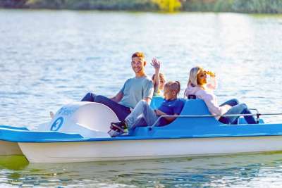 Areál hotelu - rodina na šlapací loďce na Seneckém jezeře